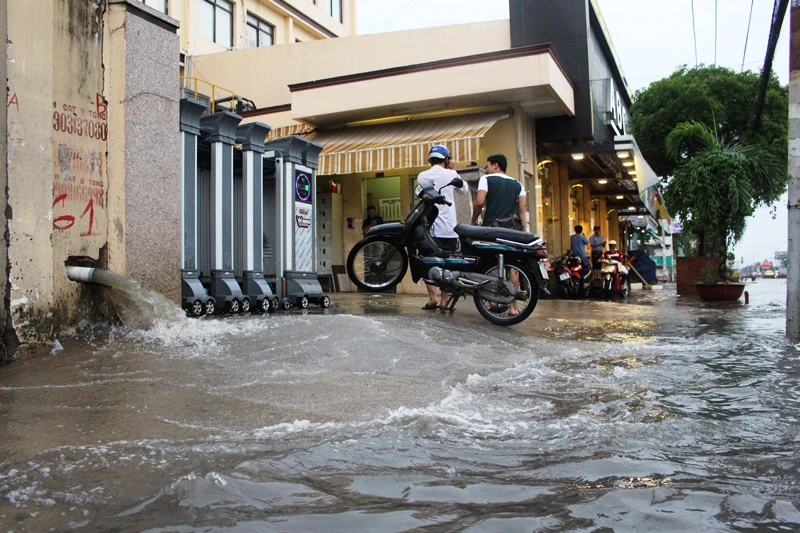 Đường Kinh Dương Vương thành sông sau cơn mưa ngắn ảnh 6